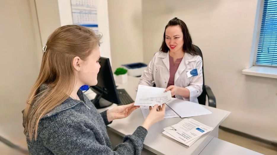 Врач-акушер-гинеколог, врач ультразвуковой диагностики, детский гинеколог Лина Галиевна Николаева на поеме с пациентом 